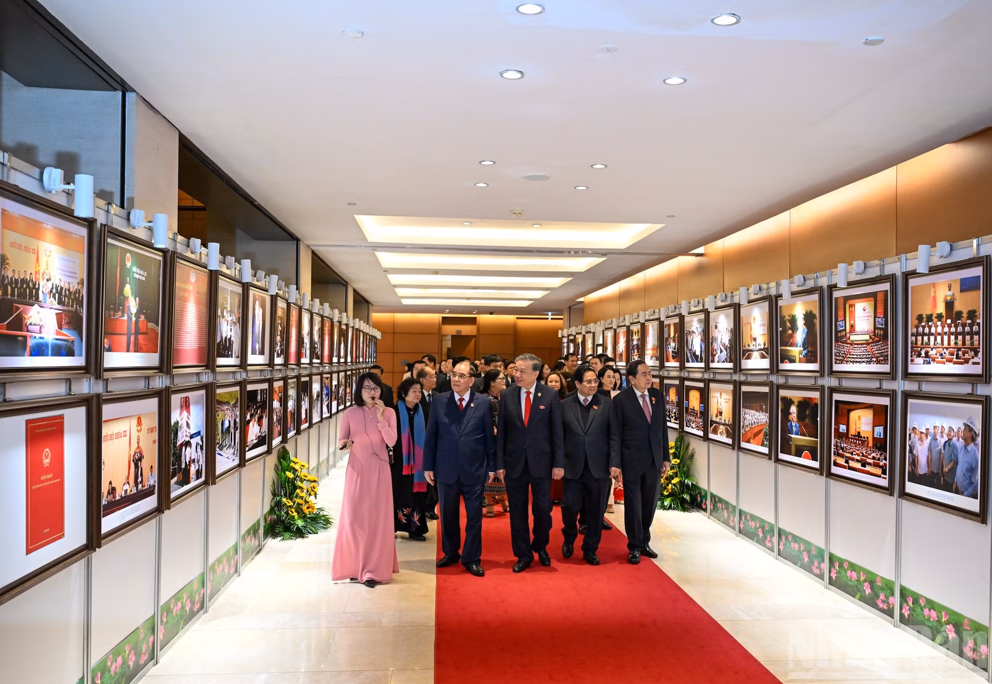 苏林总书记和党、国家领导、前领导人参观“越南国会80年历程”展览空间。