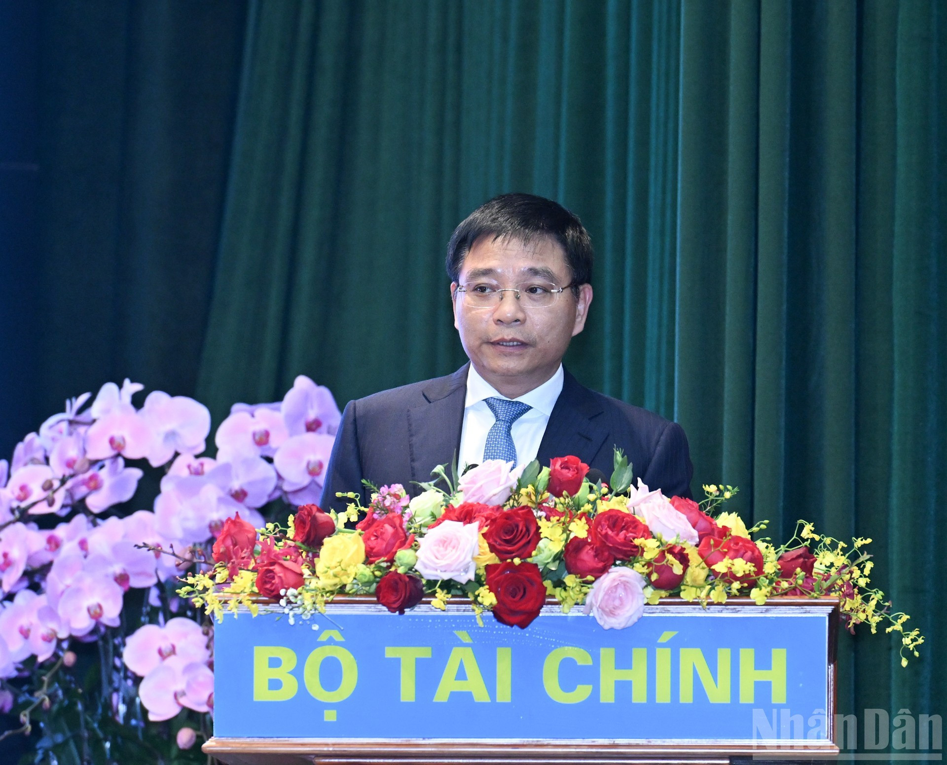 越南财政部长阮文胜发表讲话。