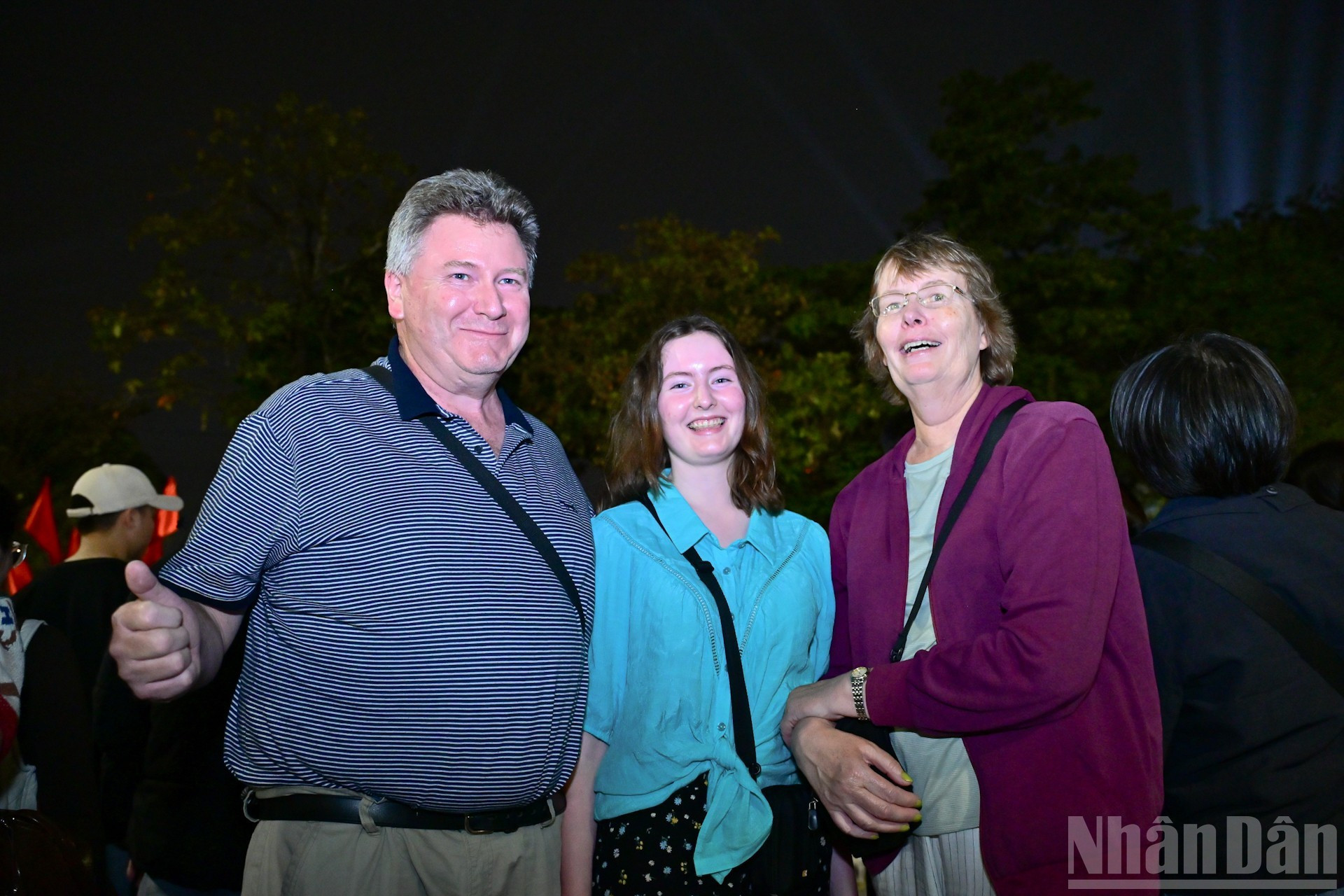 来自英国的游客满怀喜悦地迎接新年。