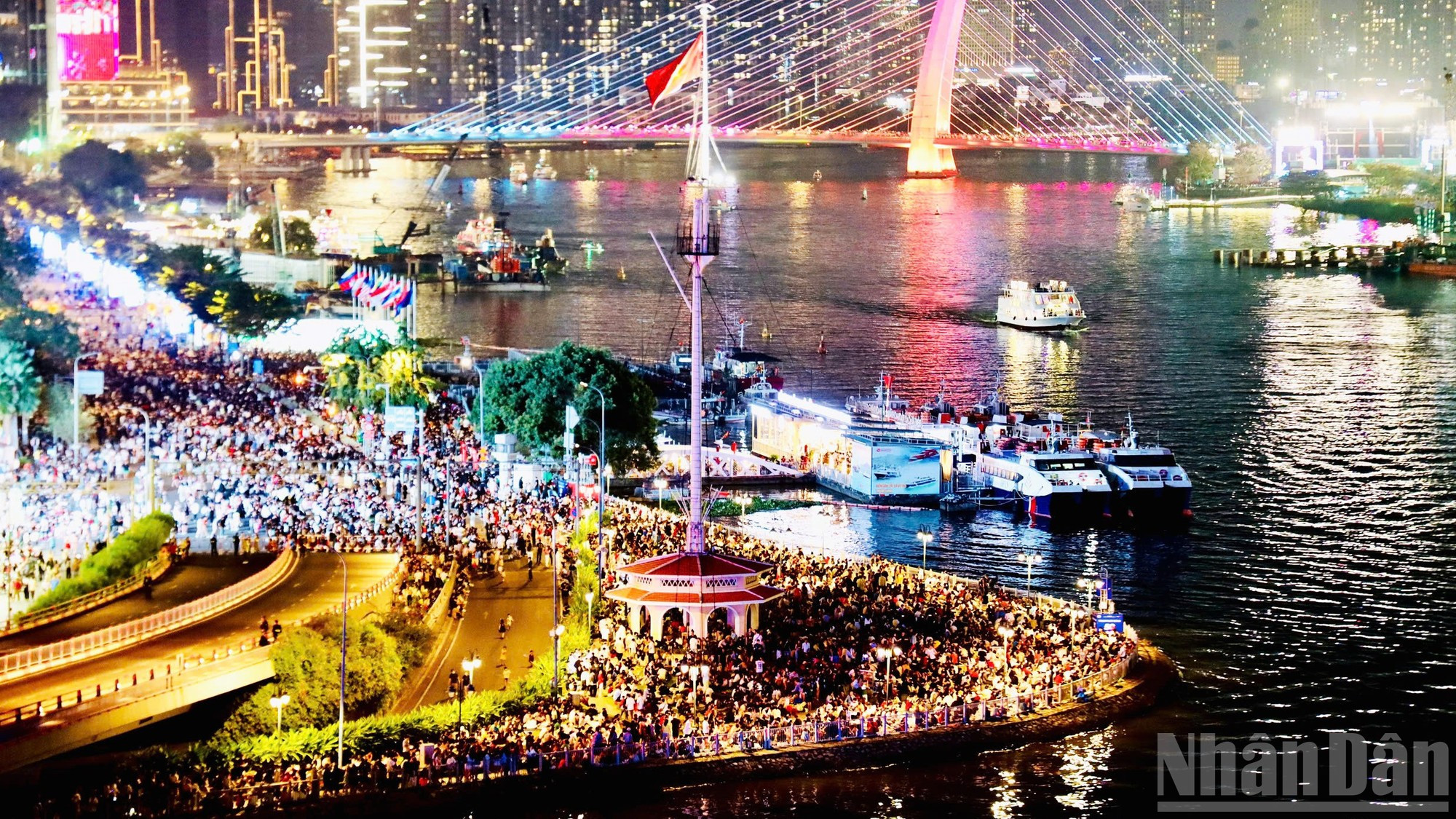 白藤码头一带挤满了前来庆祝和迎接新年的人们。