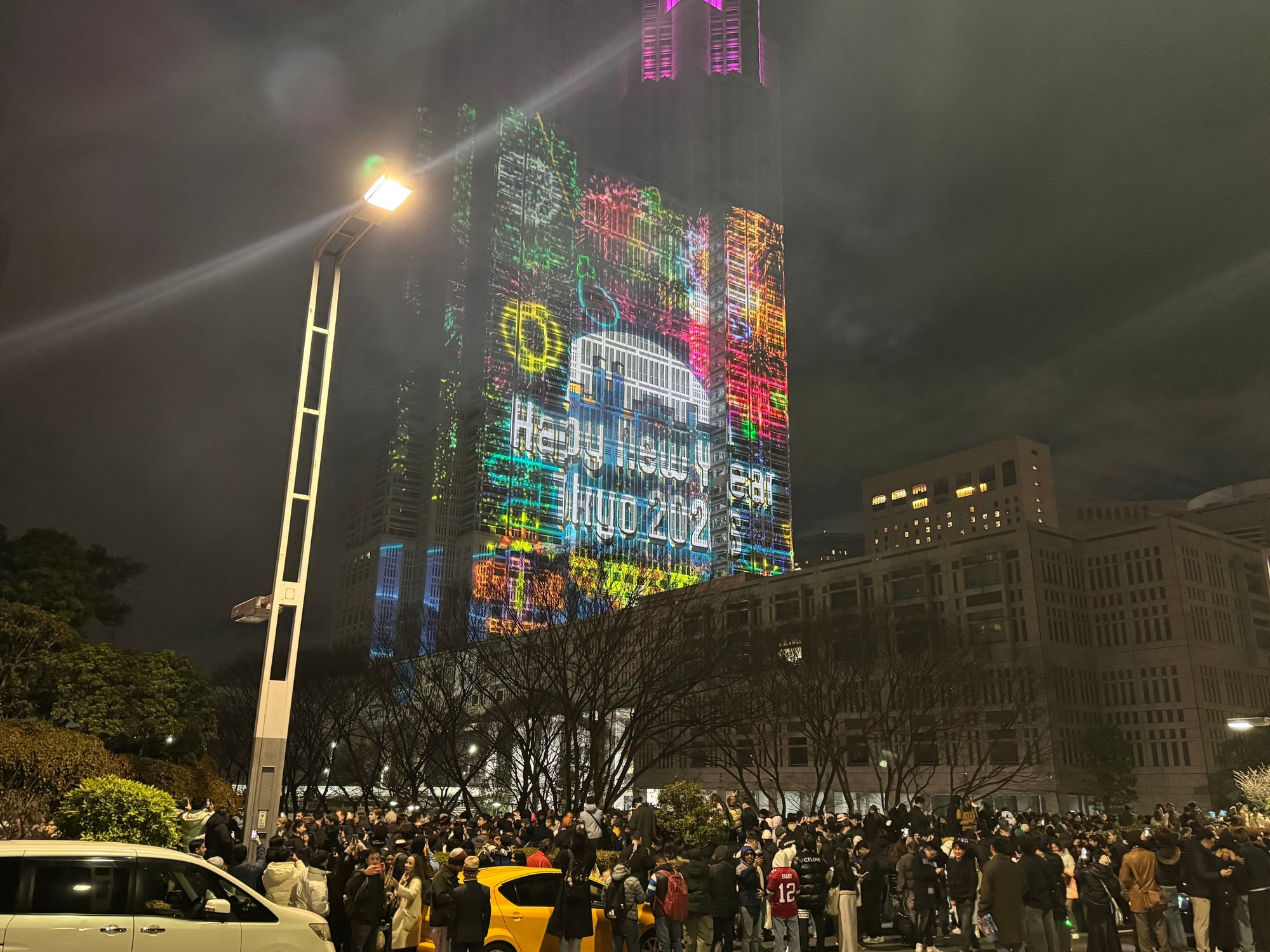 东京市民和国际游客聚集在市政厅前，迎接2026年的到来。