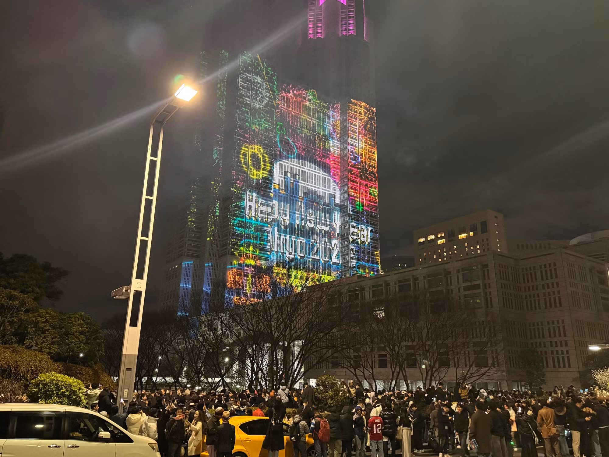 东京市民和国际游客聚集在市政厅前，迎接2026年的到来。