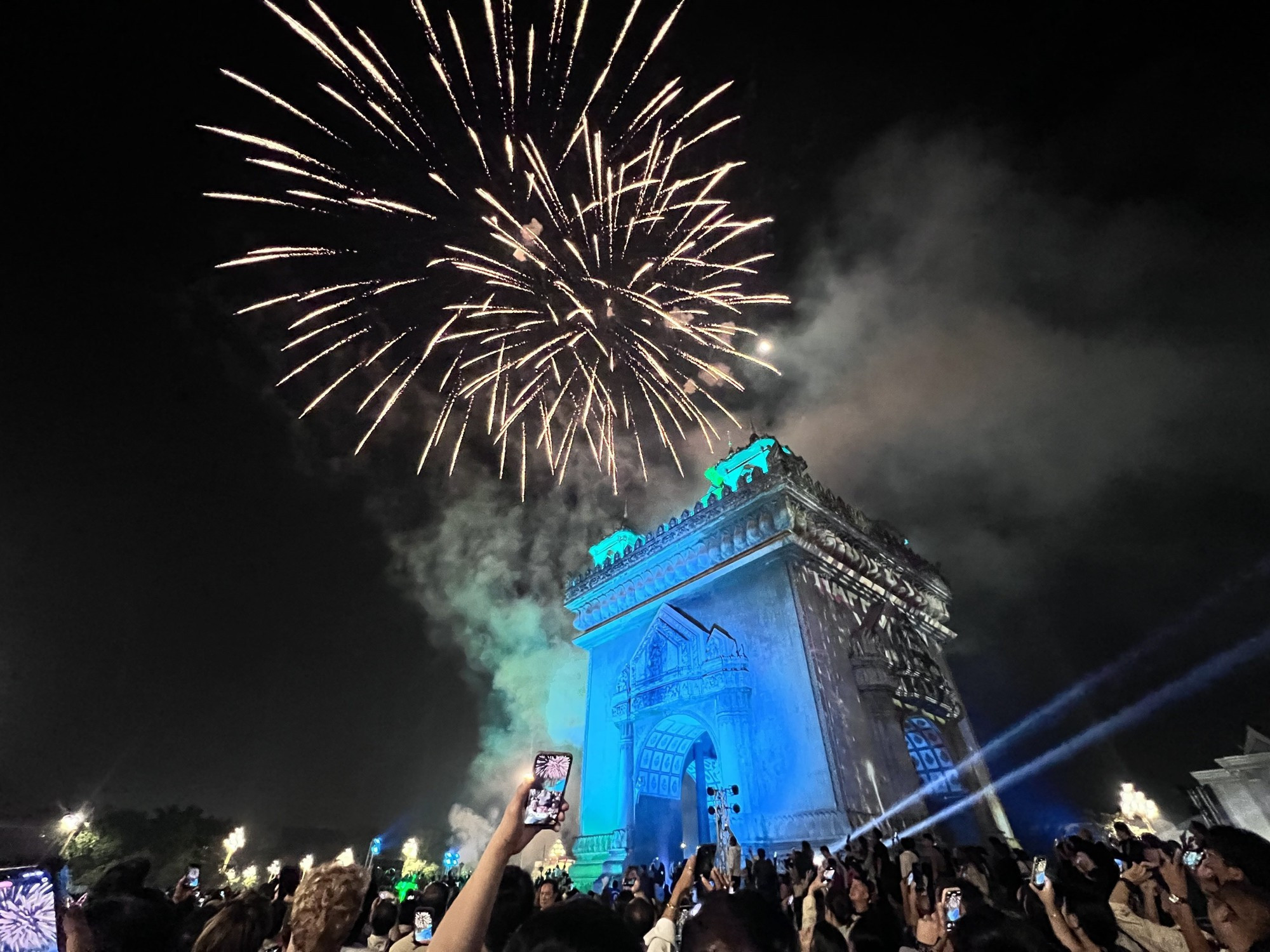 老挝万象燃放烟花迎接2026年新年。