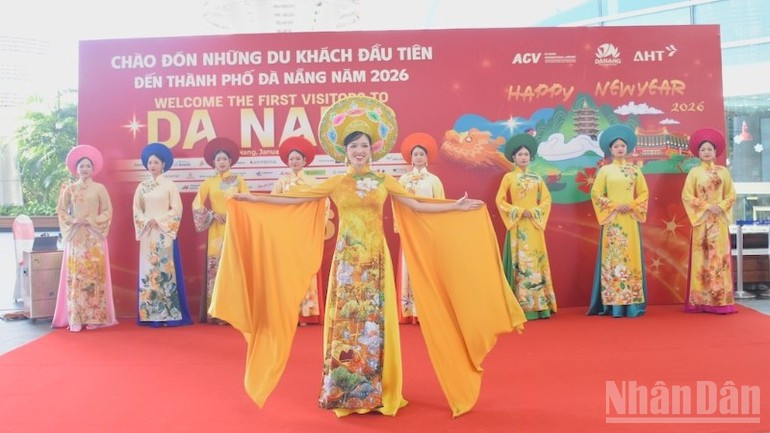 岘港国际航空港举行传统长衣时装秀，迎接游客来到岘港。