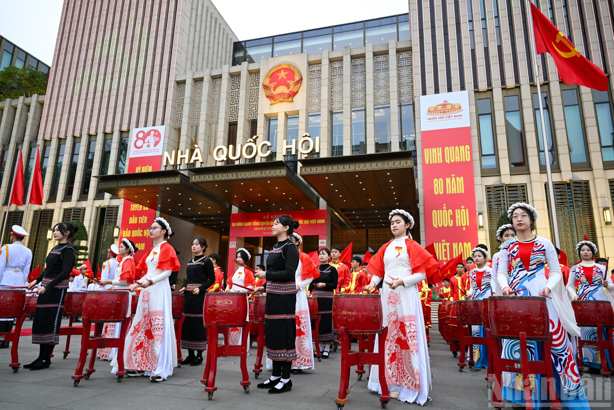 鼓乐表演迎接出席纪念仪式的各位代表。