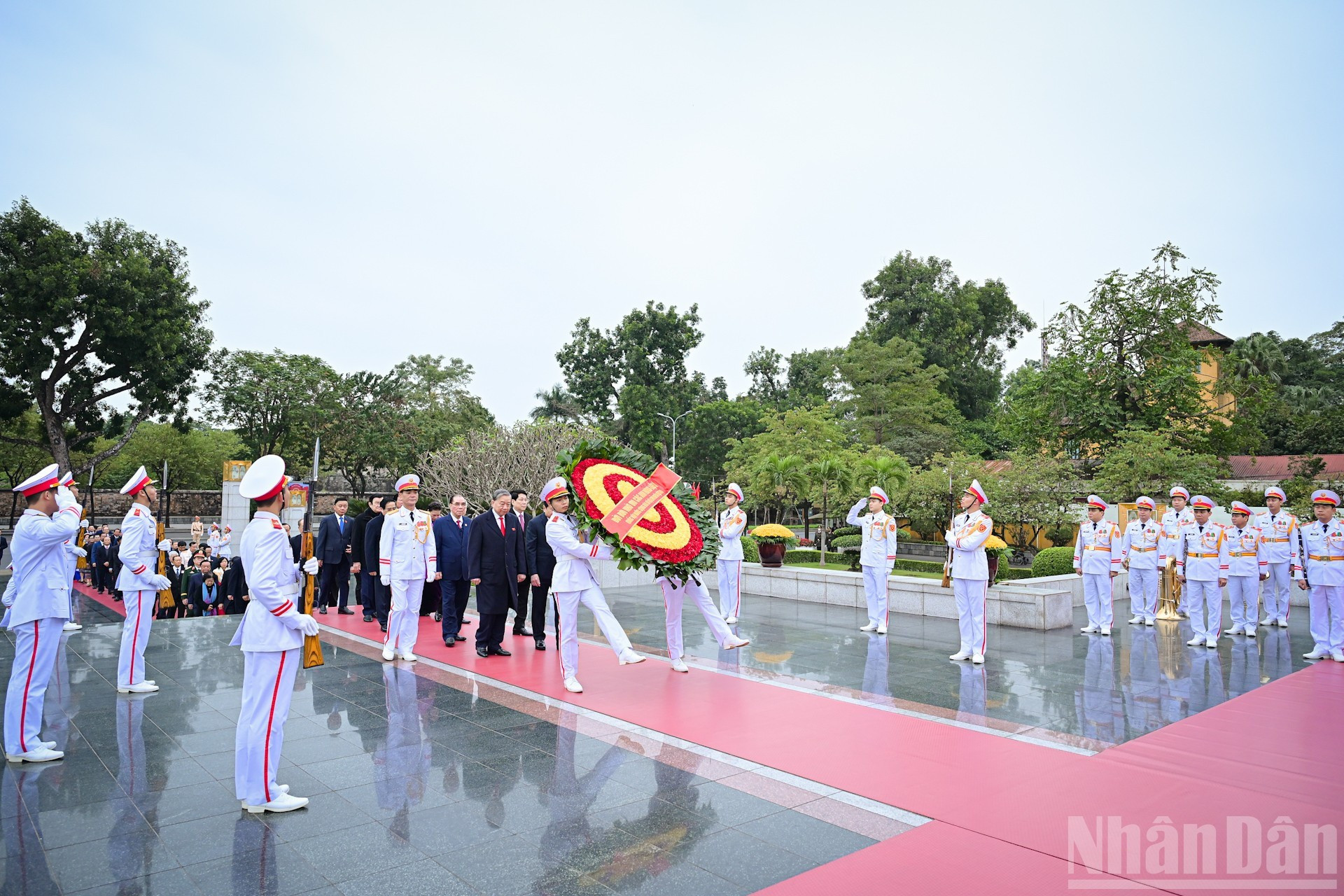 党和国家领导表代表团前往北山街英雄烈士纪念碑敬献花圈。