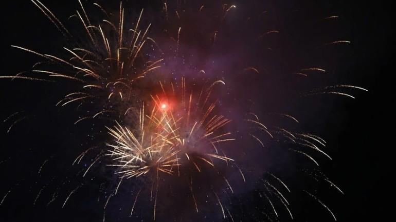 华安桥上空绽放烟花。