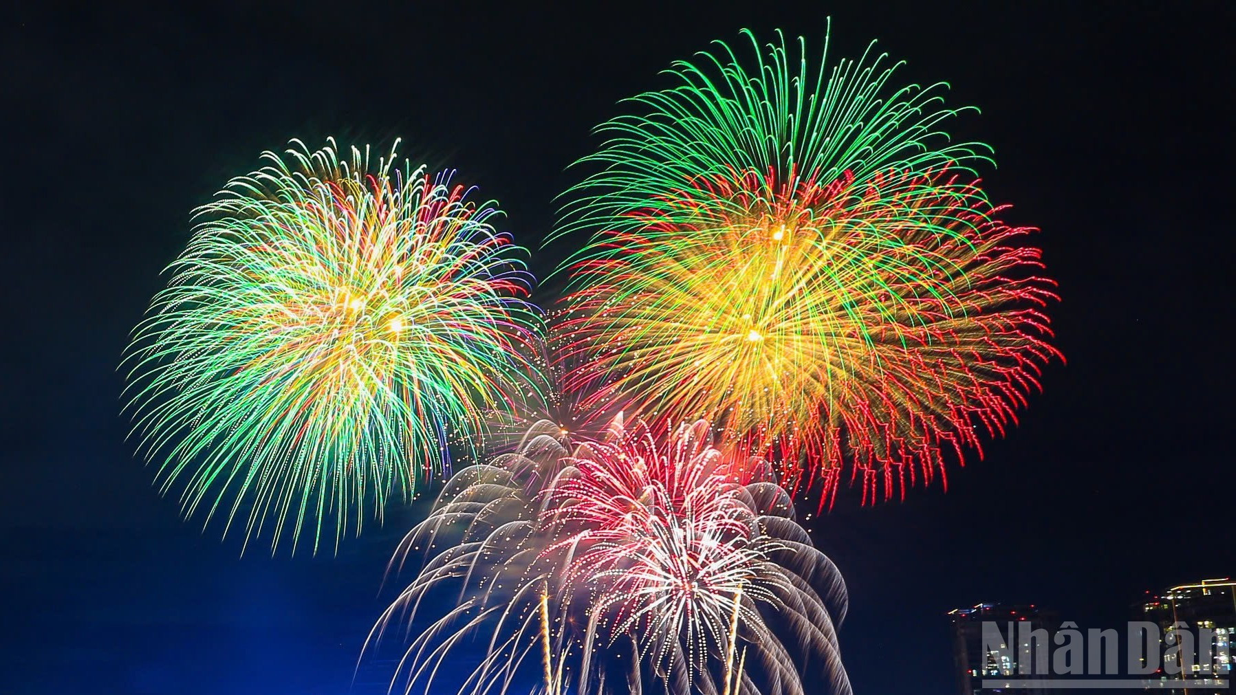 绚丽的烟花照亮了胡志明市夜空。