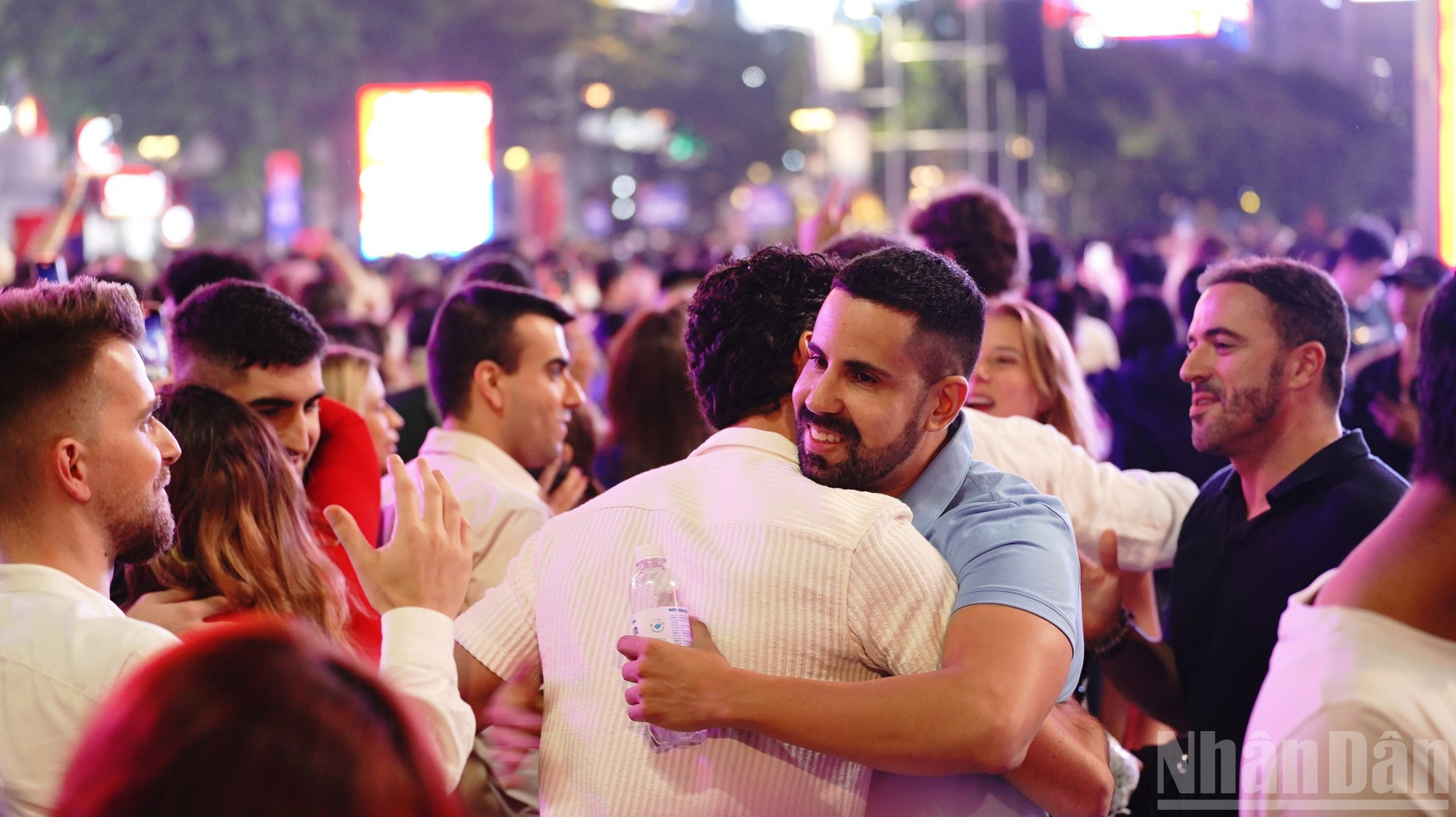 国际游客喜迎新年。