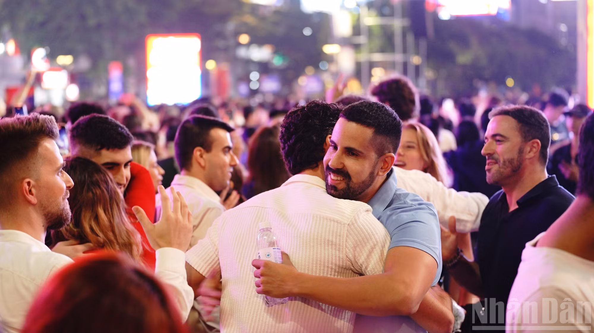 国际游客喜迎新年。