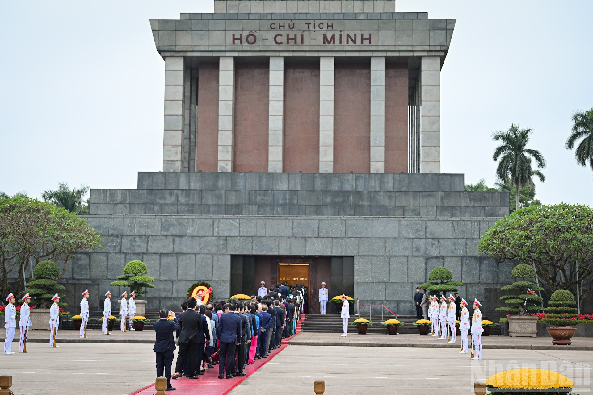 党和国家领导代表团拜谒胡志明主席陵。