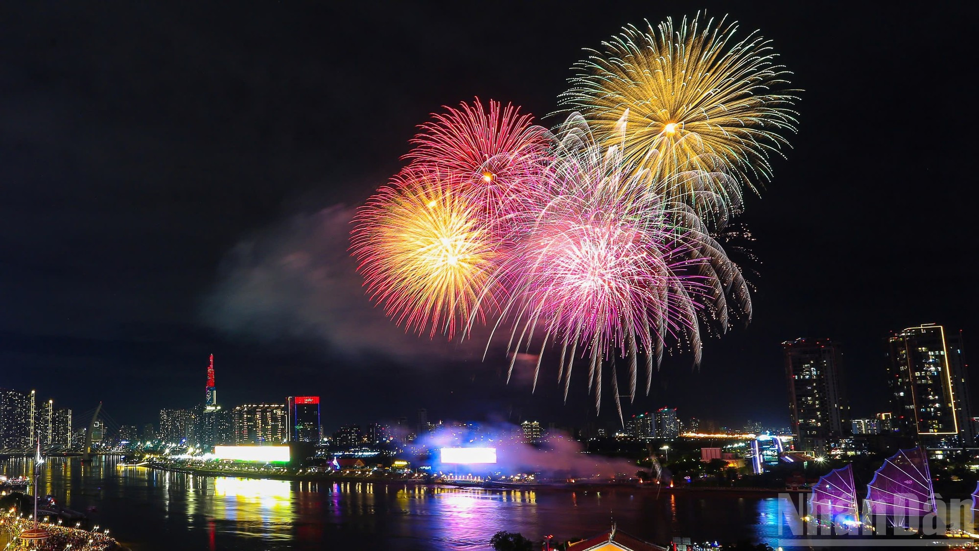 壮观的烟花照亮了胡志明市的夜空。