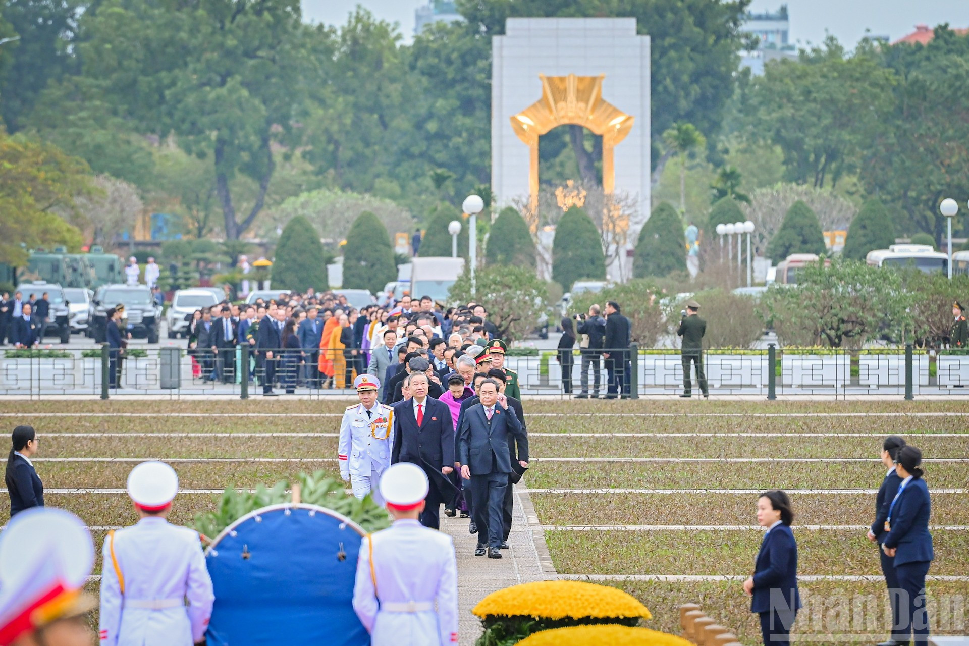越南党和国家领导进入巴亭广场。