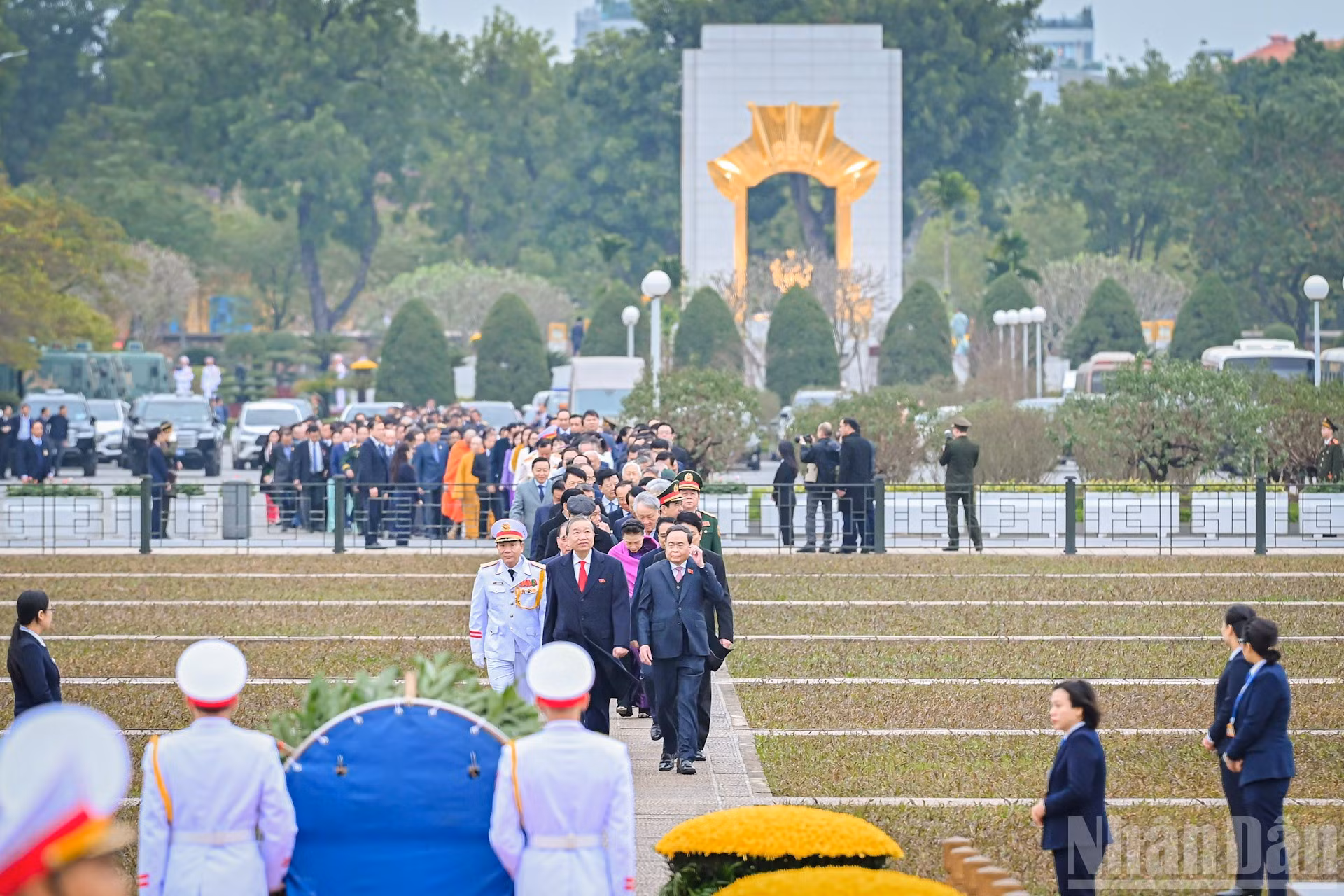 越南党和国家领导进入巴亭广场。