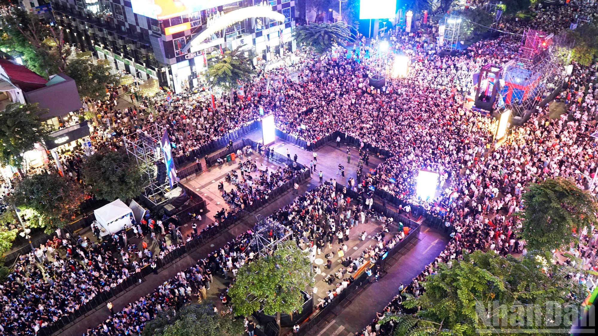 阮惠步行街的热闹气氛。