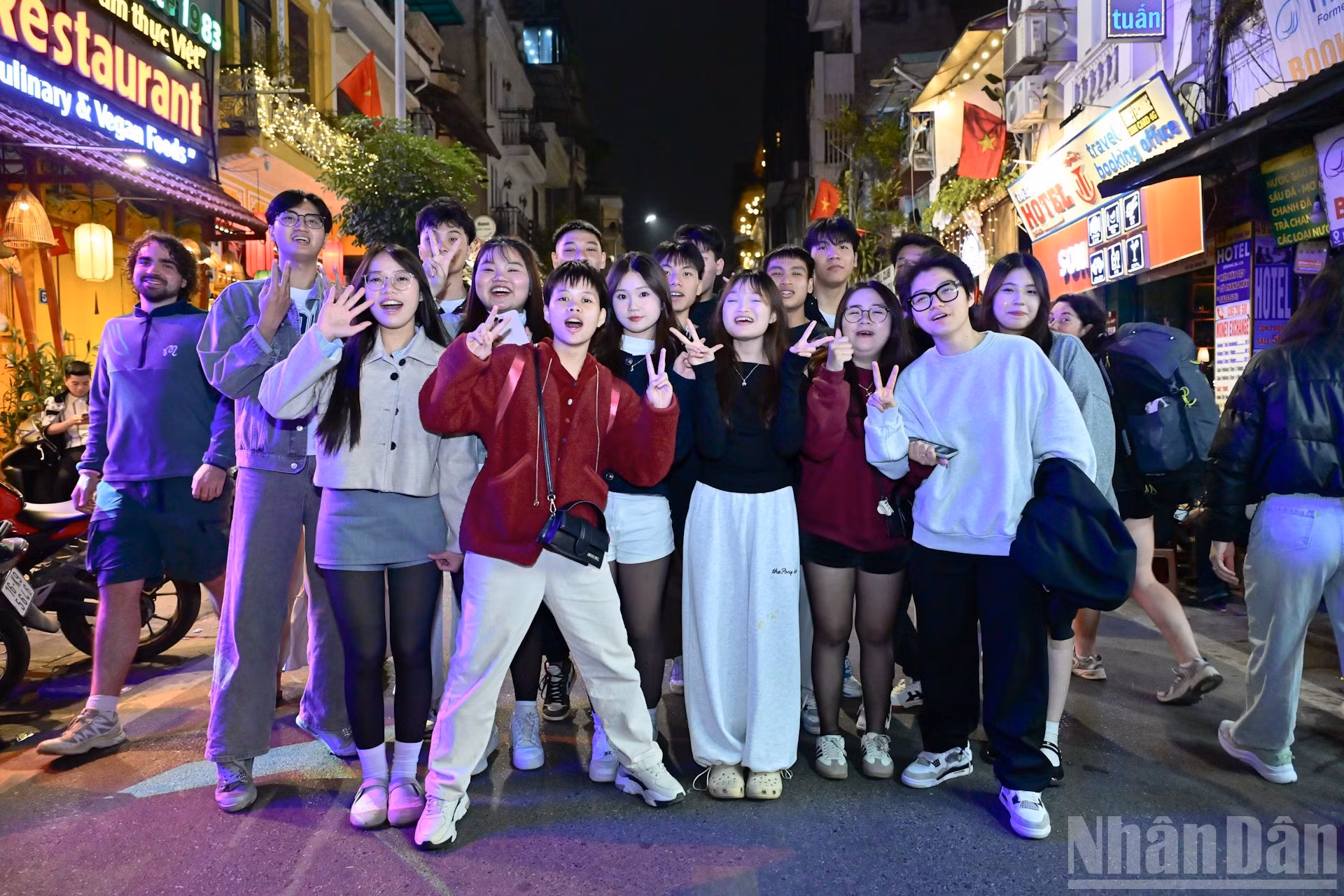 学生正在享受一起庆祝2026年元旦的氛围。