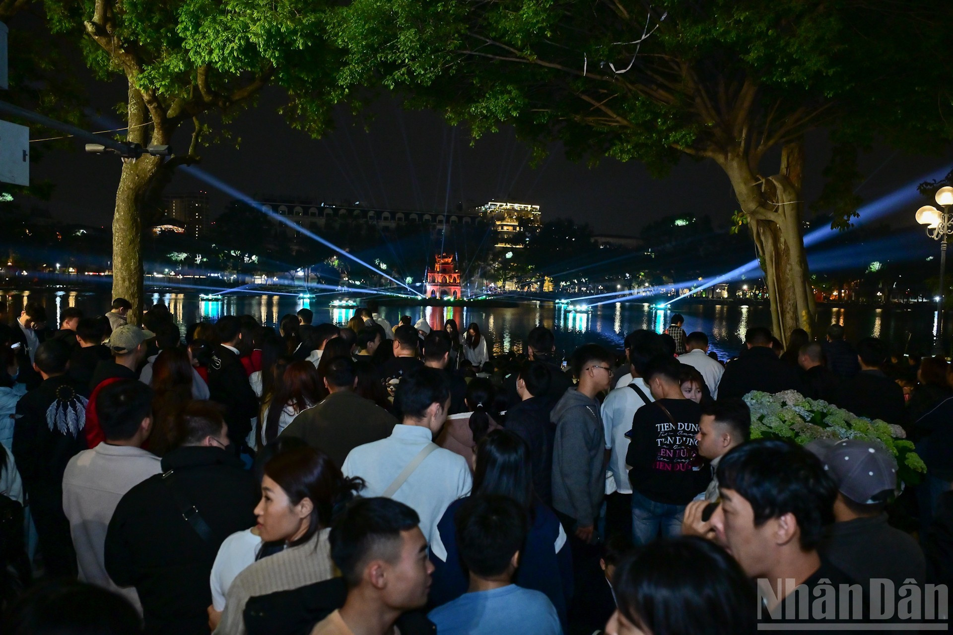 还剑湖周边的热闹气氛。