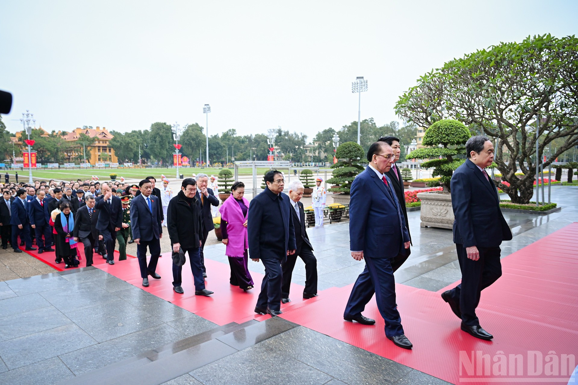 党和国家领导拜谒胡志明主席陵。