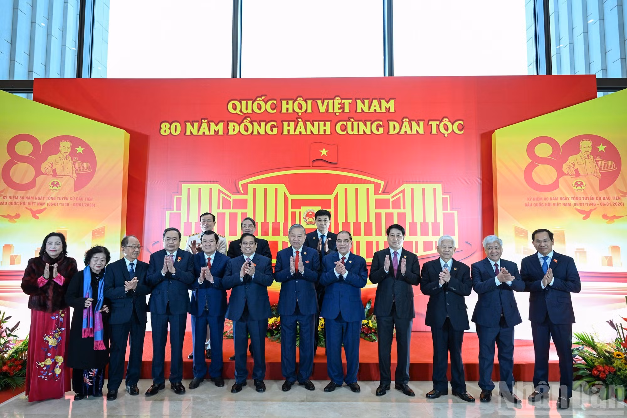 越共中央总书记苏林，越南国家主席梁强，越南政府总理范明正，越南国会主席陈青敏，越共中央书记处常务书记陈锦秀和各位代表出席该仪式。