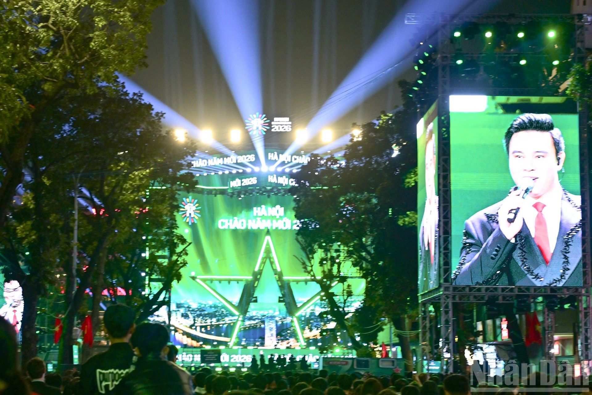 倒计时活动在河内东京义塾广场举行，吸引众多人前来参加。