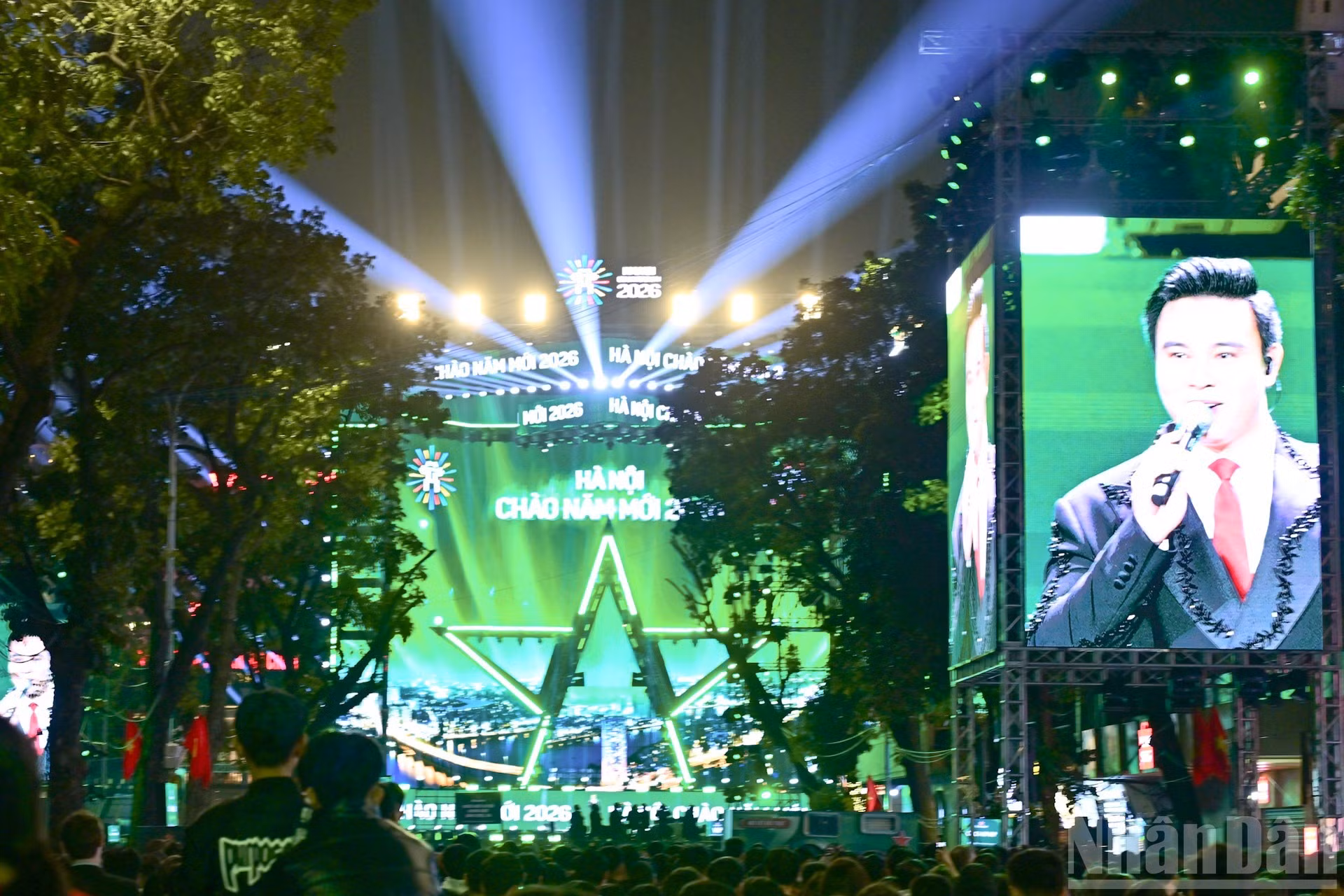 倒计时活动在河内东京义塾广场举行，吸引众多人前来参加。