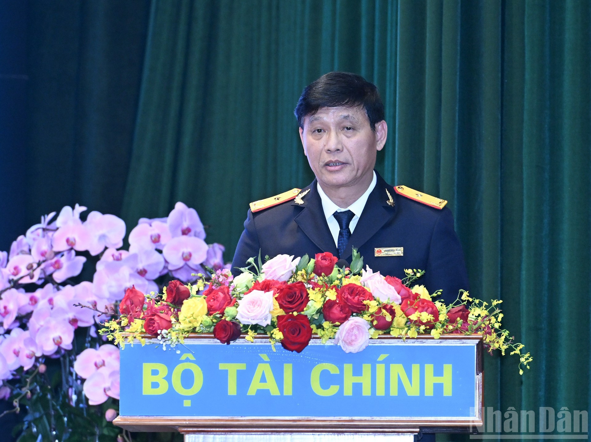 财政部税务局领导发表讲话。