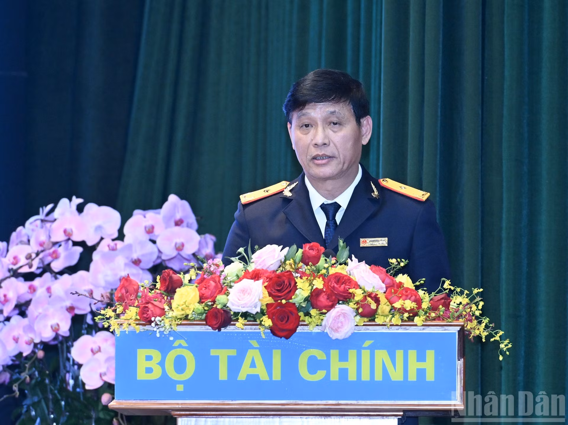 财政部税务局领导发表讲话。