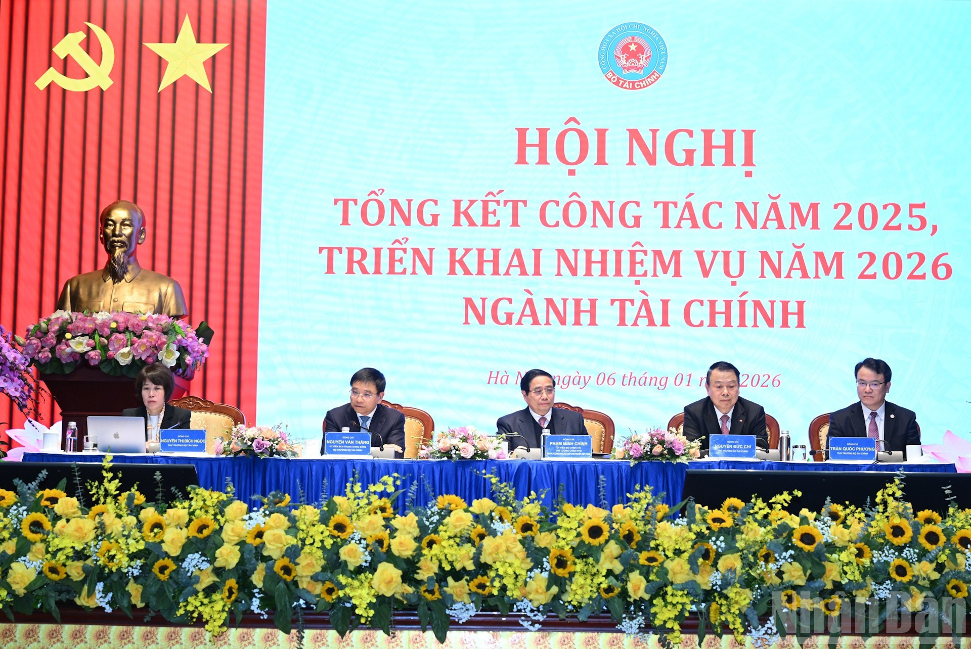 范明正总理和各位代表出席会议。