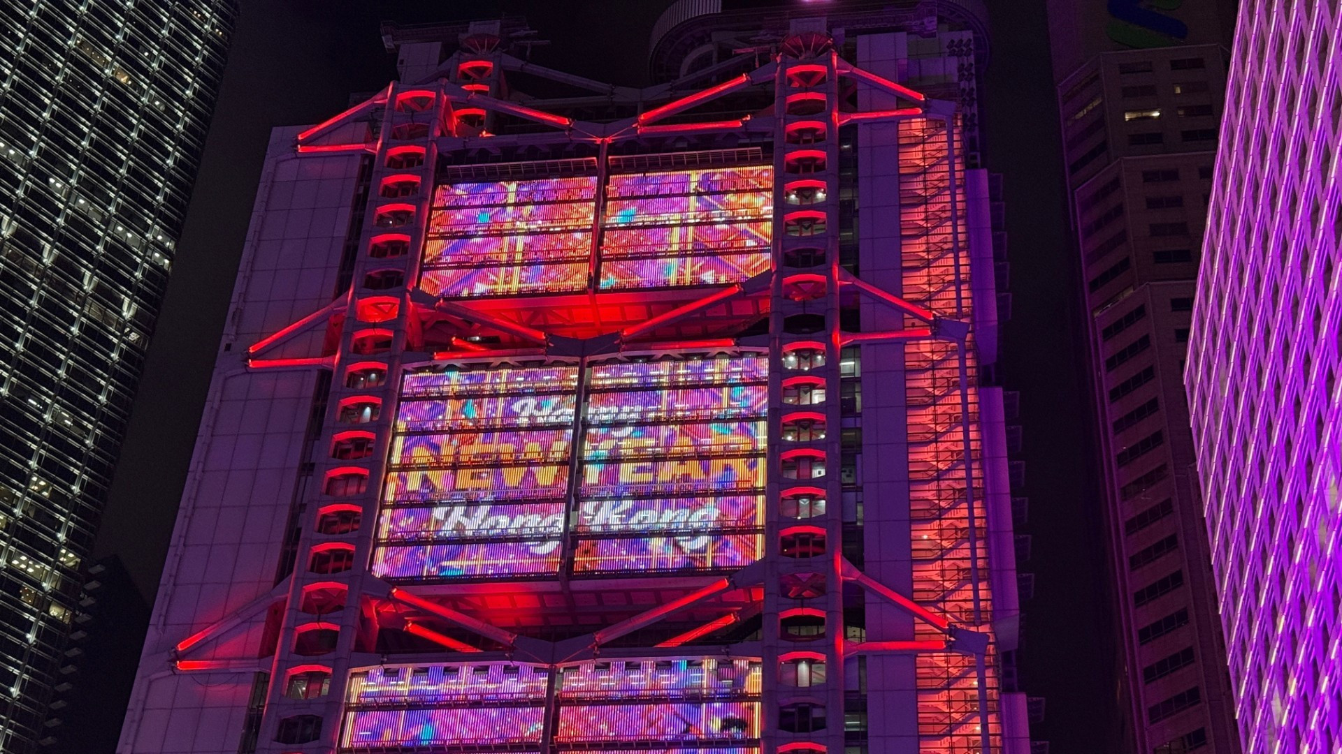 中国香港中环的建筑物上投射出“新年快乐”的字样。