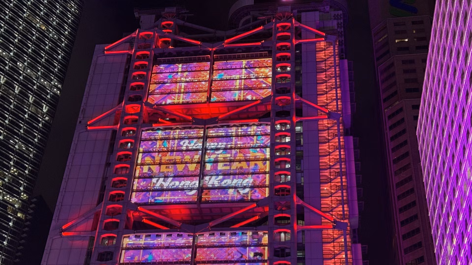 中国香港中环的建筑物上投射出“新年快乐”的字样。