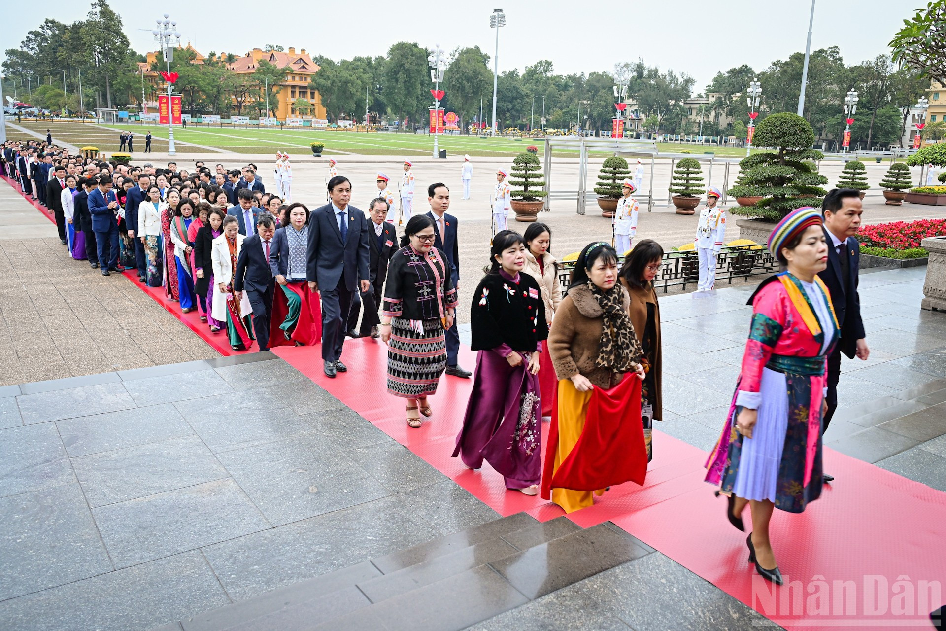 国会代表拜谒胡志明主席陵。