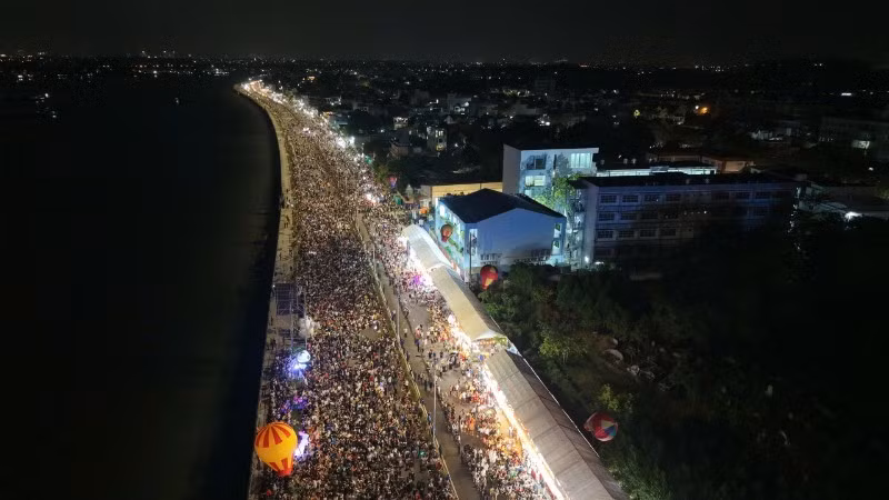 众多人前往同奈河畔路线参加活动。