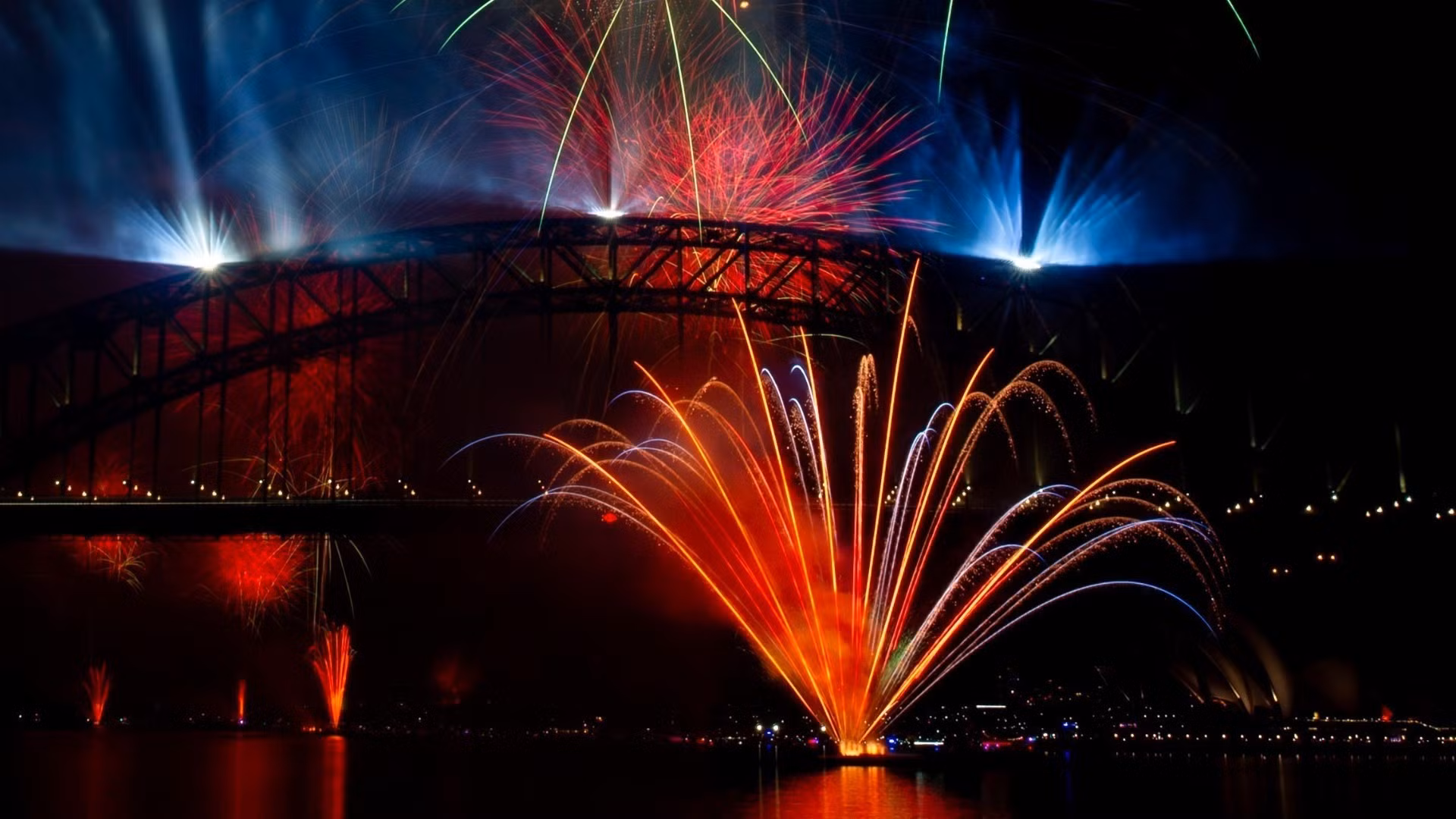 2026年新年之际，澳大利亚悉尼海港大桥燃放了烟花。