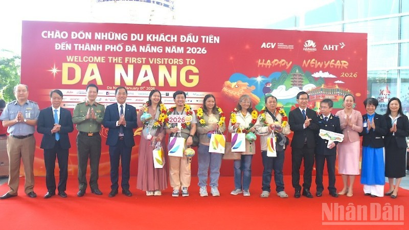 岘港市欢迎首批乘机抵达岘港国际航空港的游客。