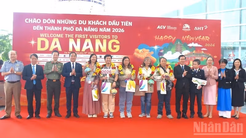 岘港市欢迎首批乘机抵达岘港国际航空港的游客。