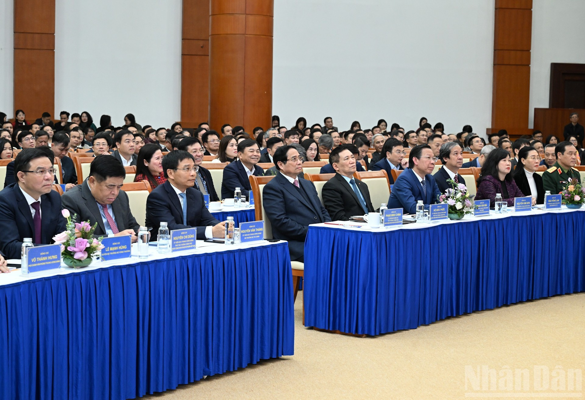 范明正总理和各位代表出席会议。