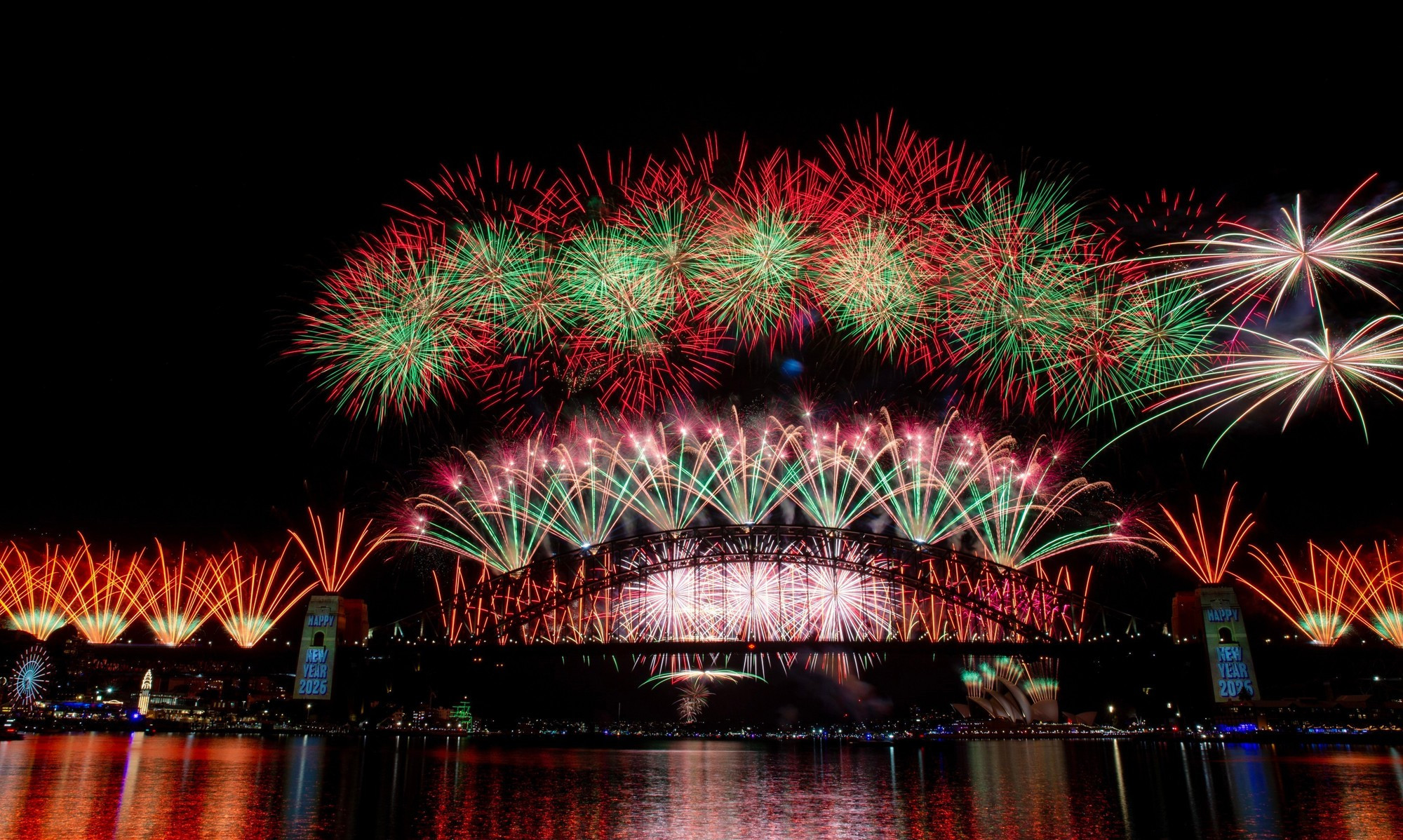 2026年新年之际，澳大利亚悉尼海港大桥燃放了烟花。