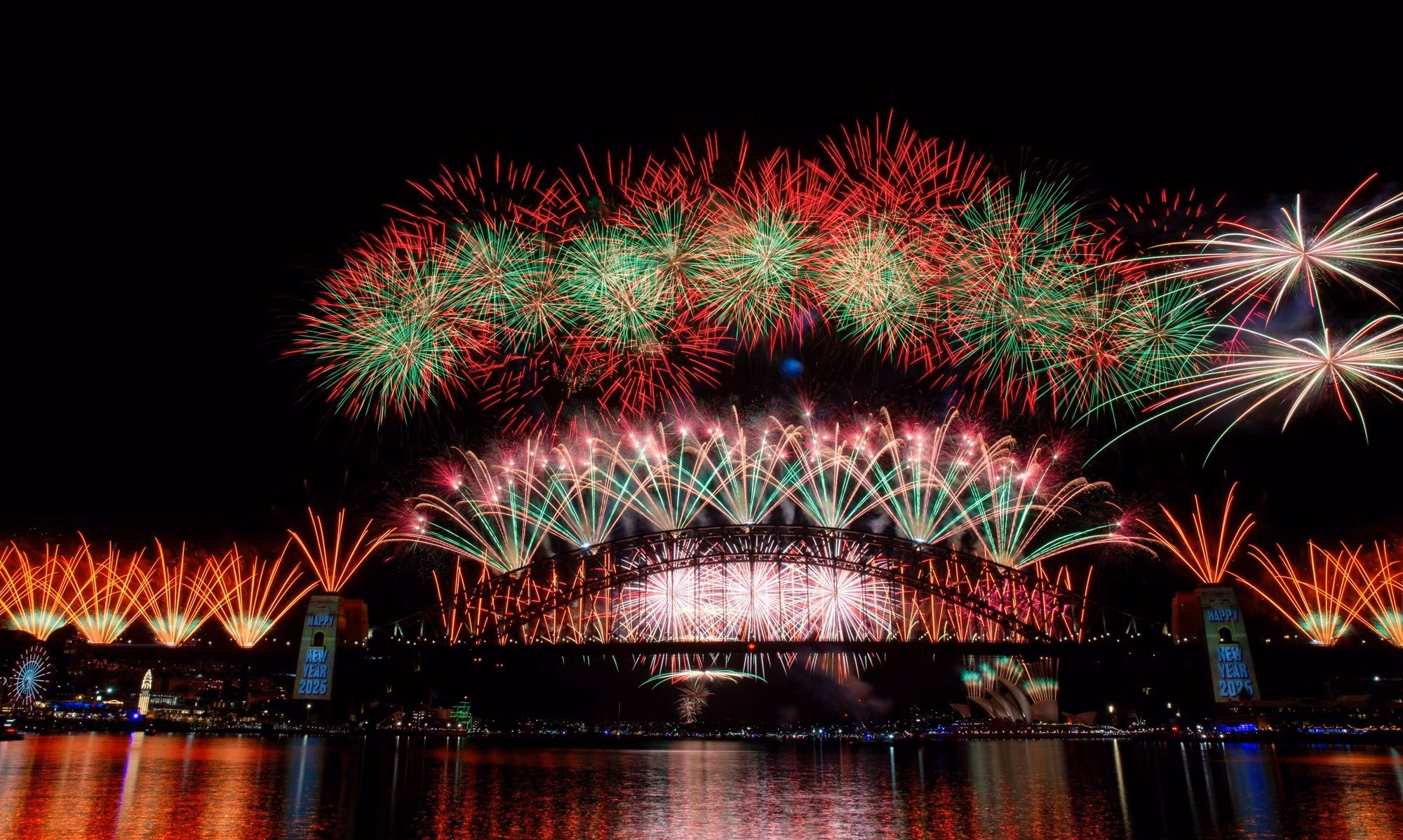 2026年新年之际，澳大利亚悉尼海港大桥燃放了烟花。