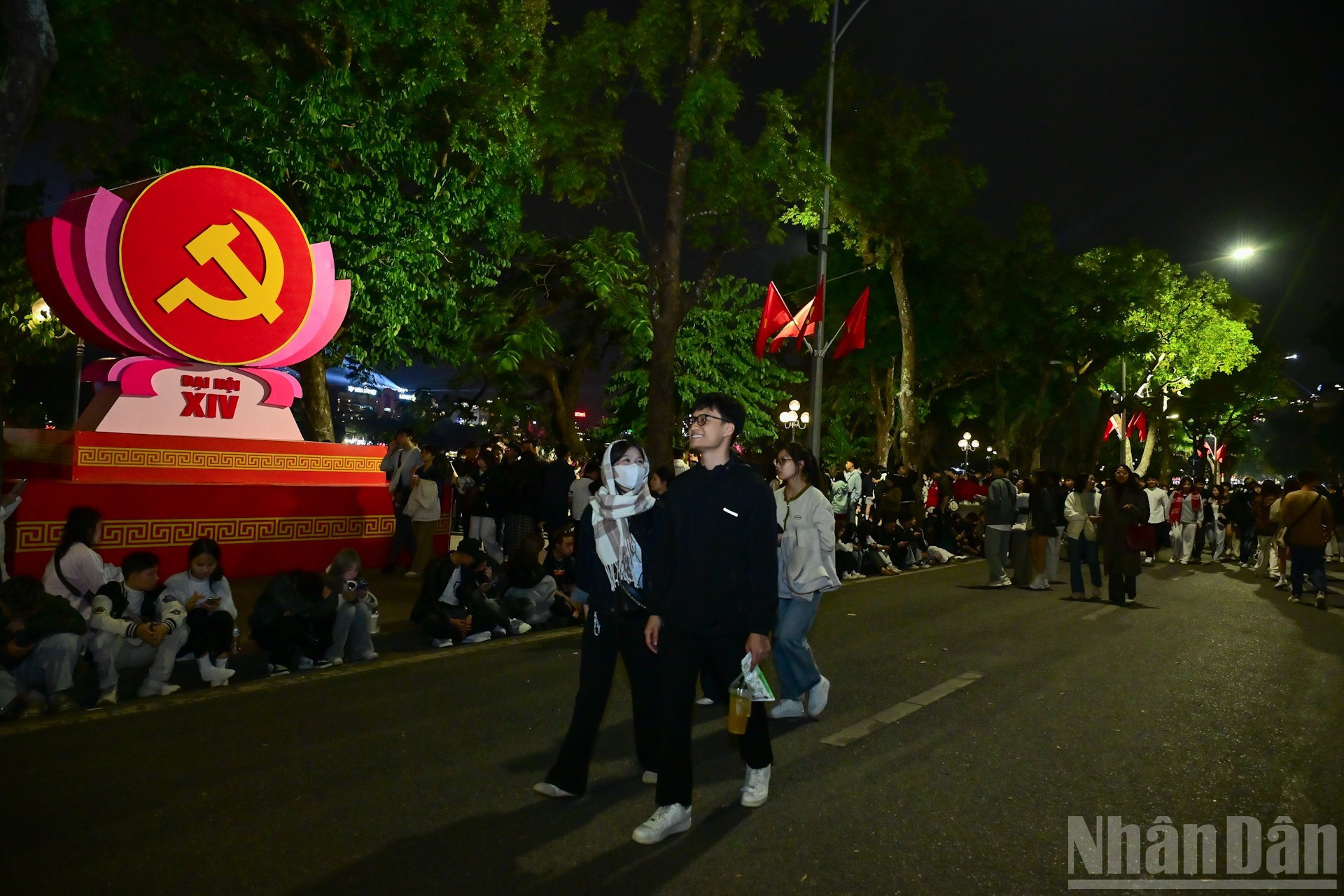 还剑湖周边的热闹气氛。