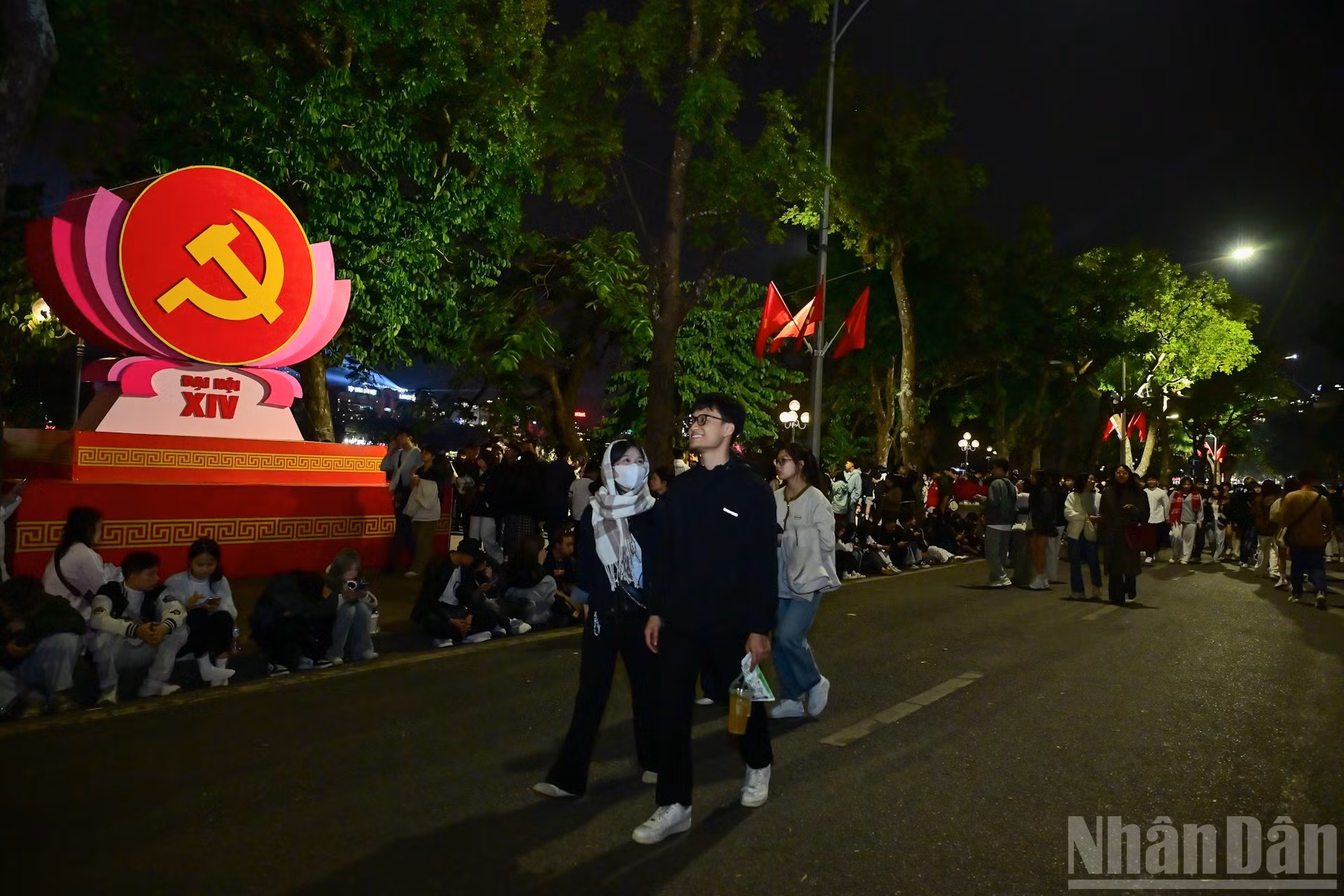 还剑湖周边的热闹气氛。