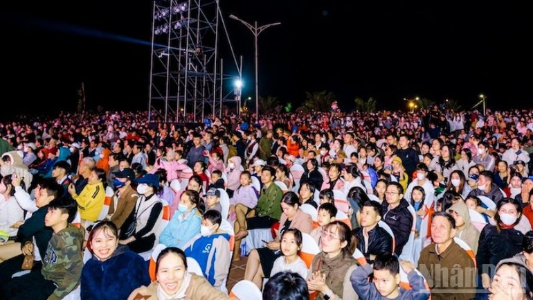 众多岘港市民参加活动。