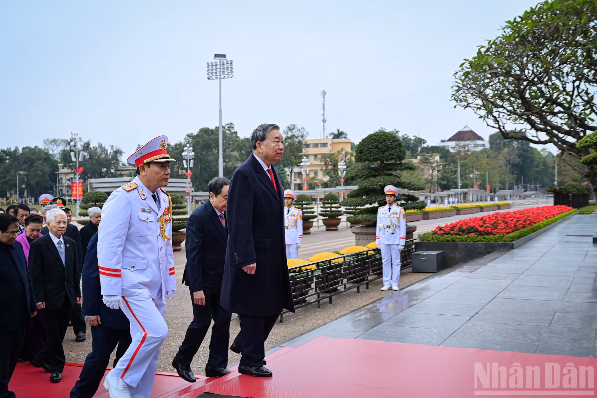 苏林总书记拜谒胡志明主席陵。