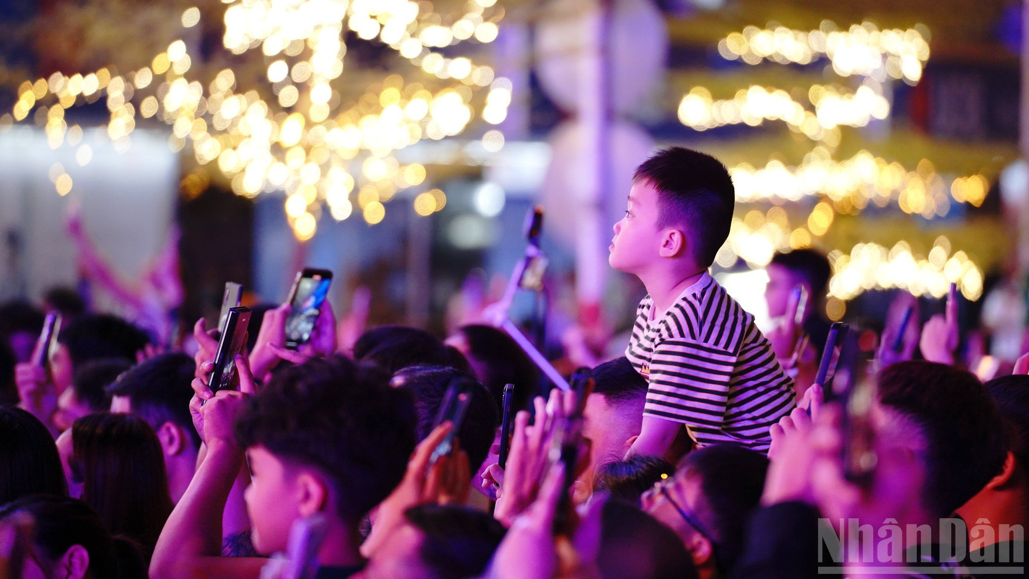 人民欣赏烟花之美。