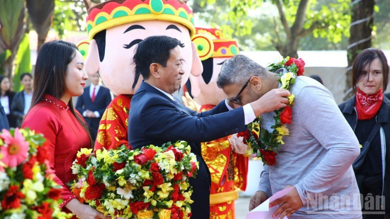 风芽-盖板国家公园管理委员会主任欢迎首批游客来到此处的游客。