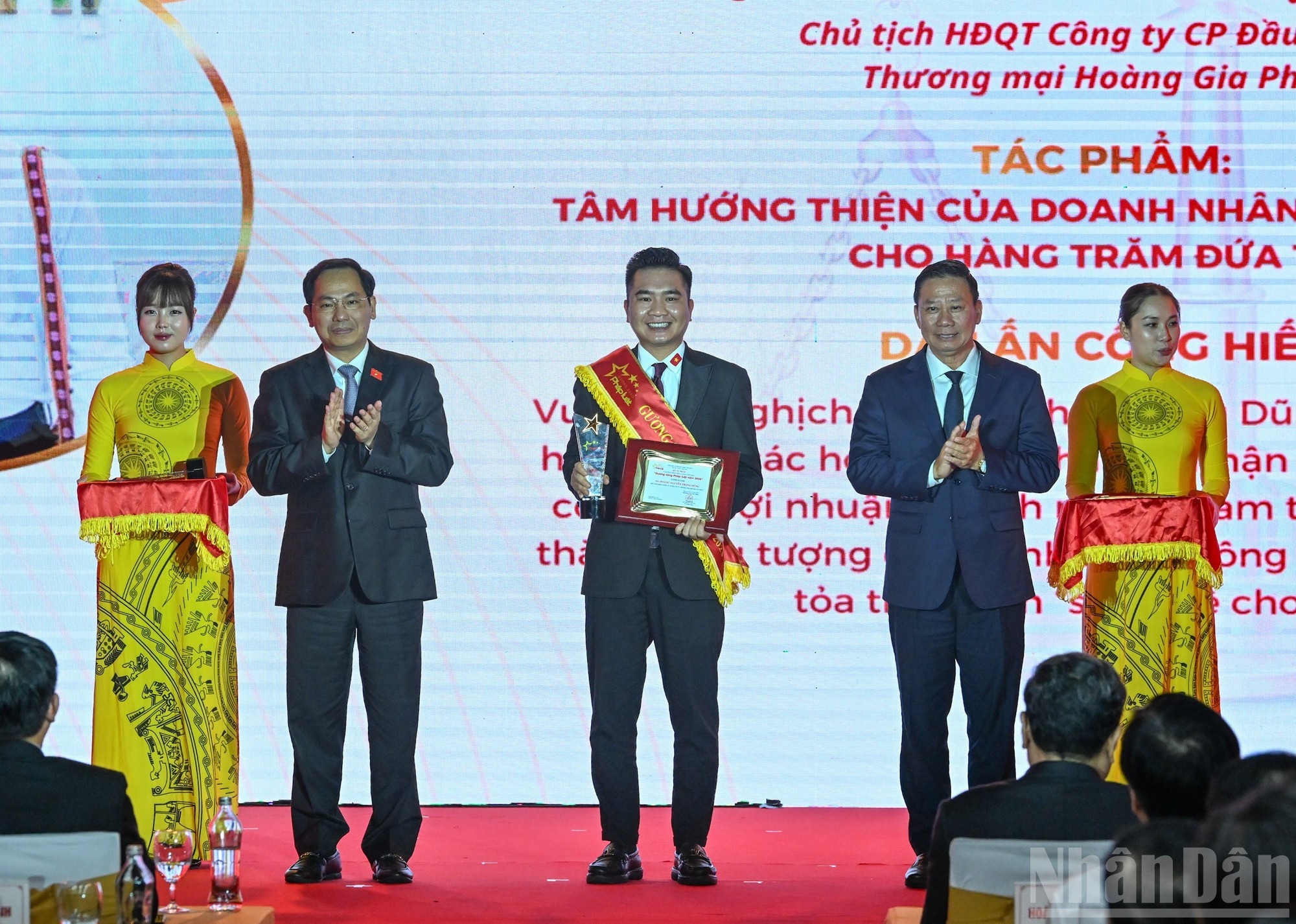 国会秘书长、国会办公厅主任和司法部副部长阮青玉向典型代表颁发荣誉证书和纪念章。