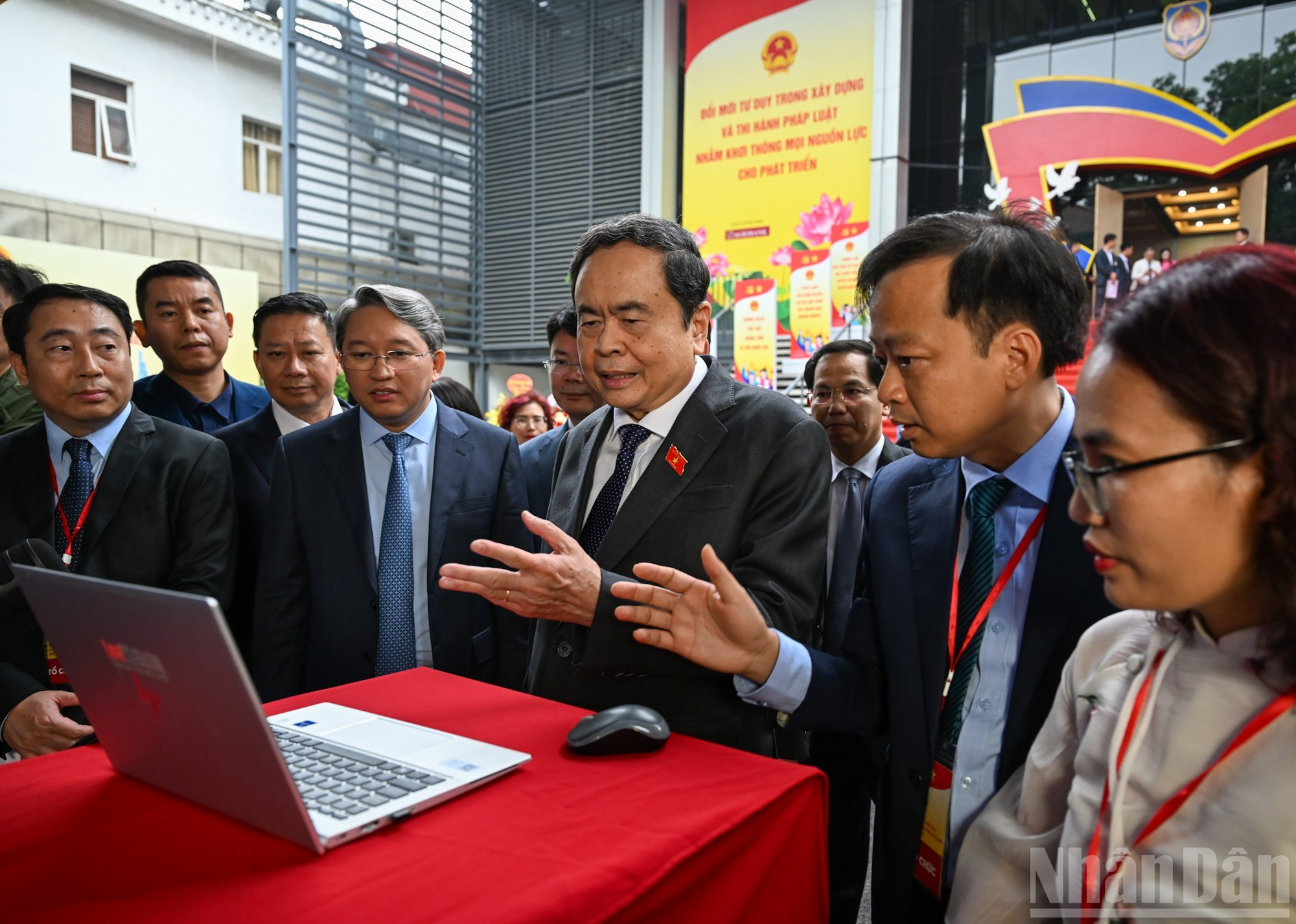 国会主席陈青敏听取人工智能法律助手平台介绍。