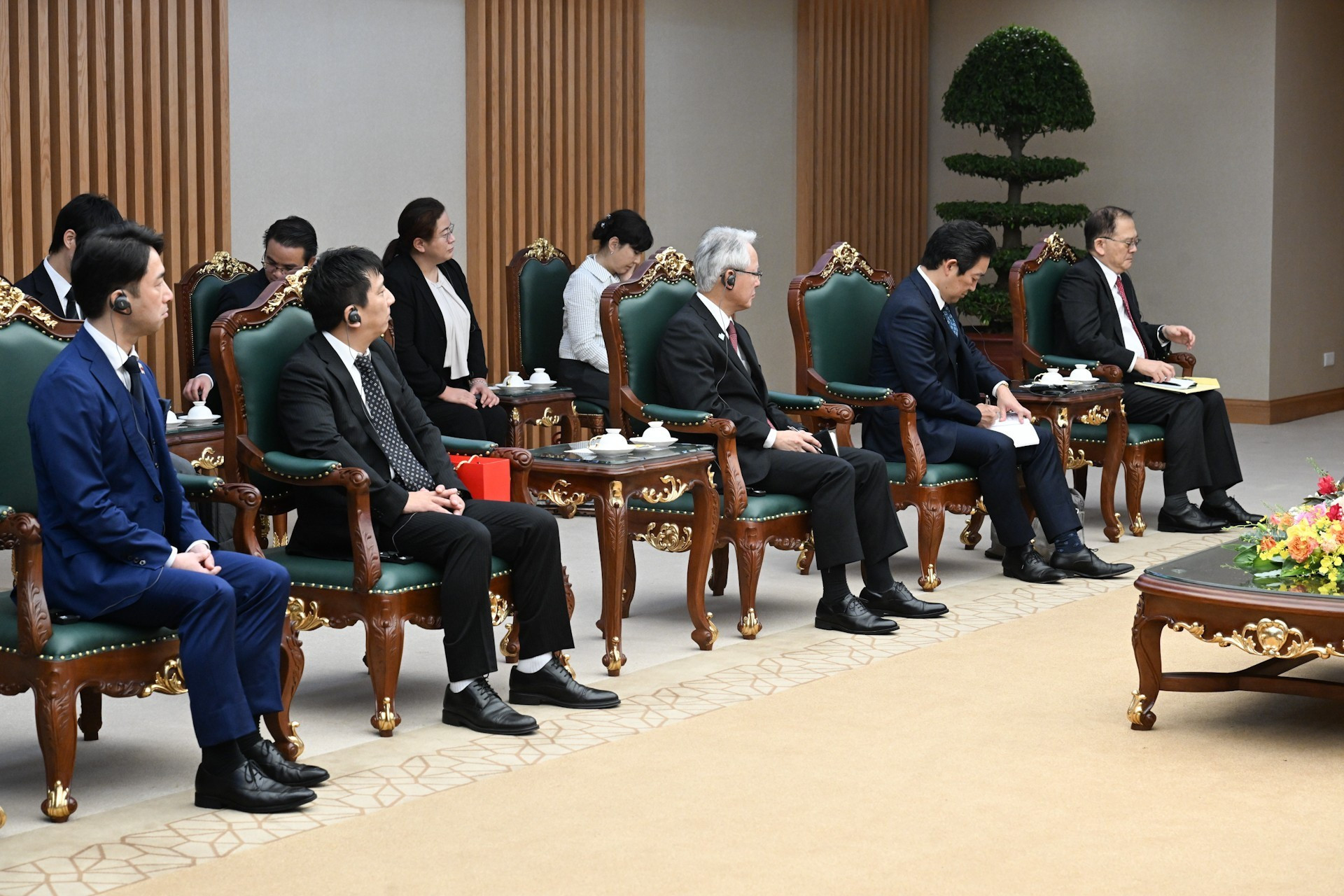 越友好协会关西地区分会主席祯西村一行。