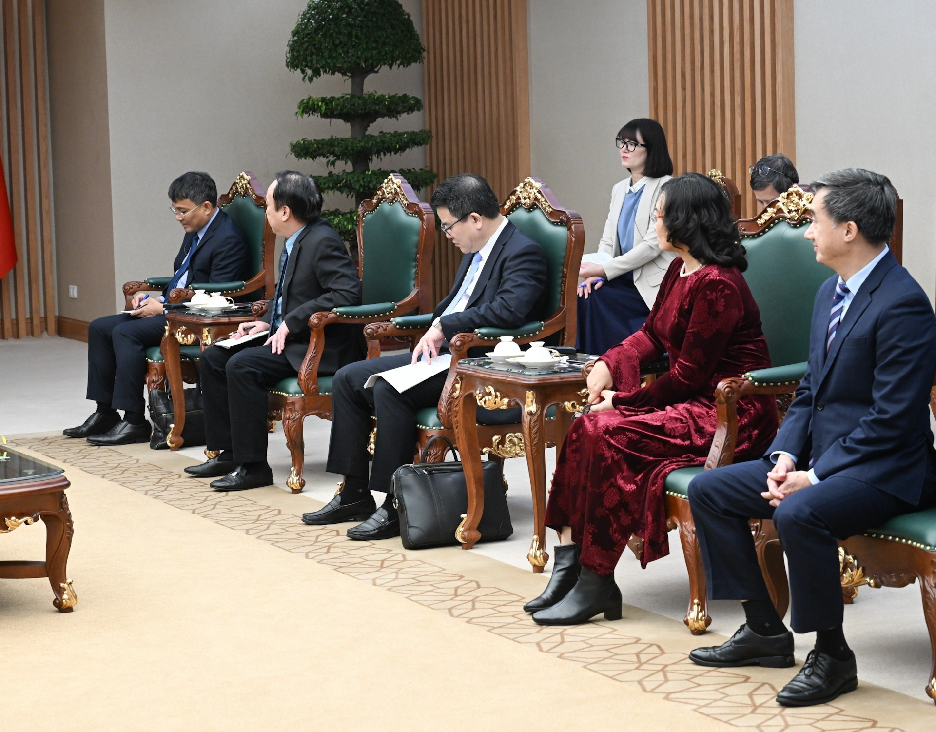 越南政府各部门、部委、行业领导代表出席活动。