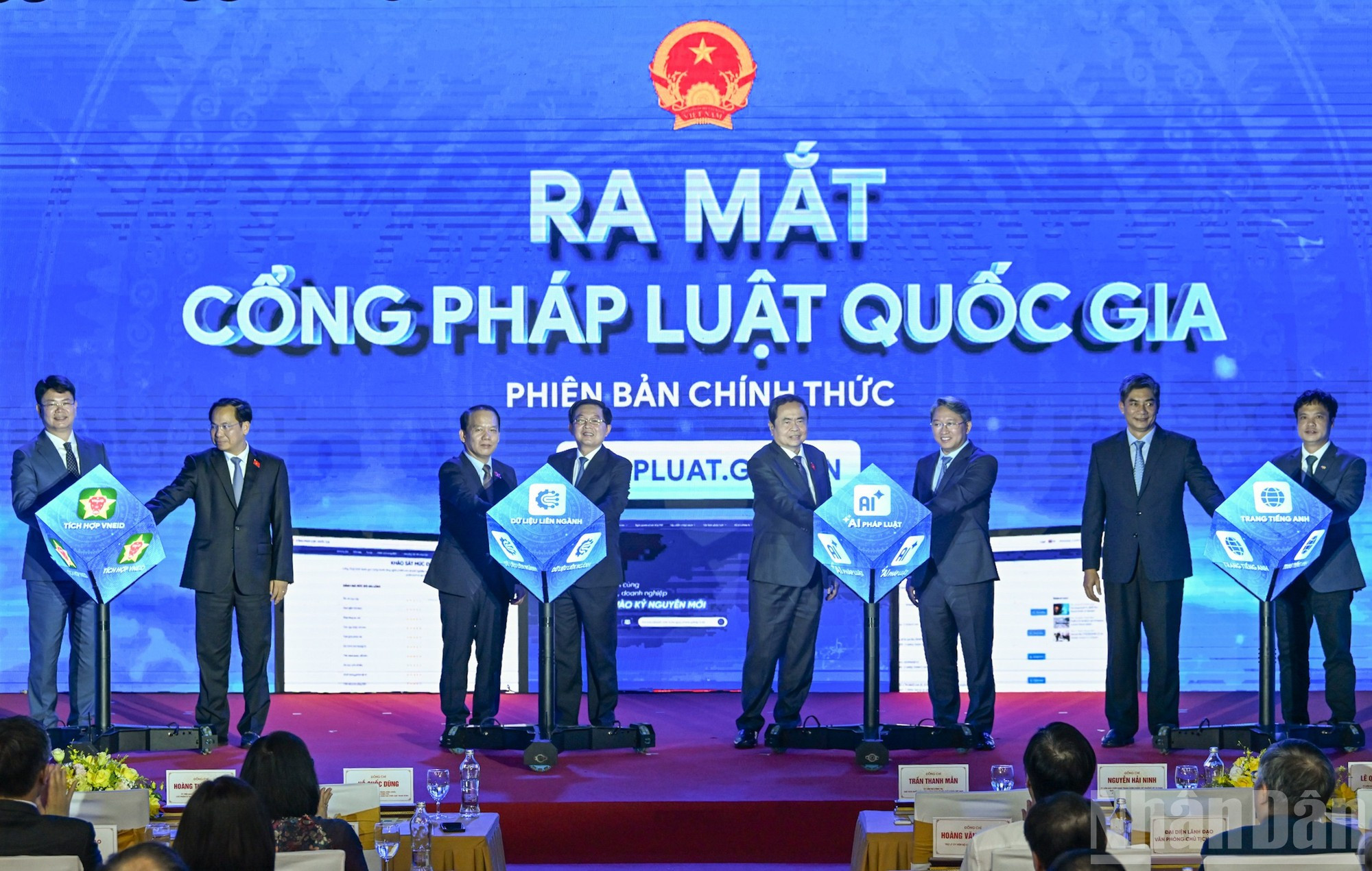 国会主席陈青敏和各位代表共同按下按钮，正式启动国家法律门户网站（网址：phapluat.gov.vn）