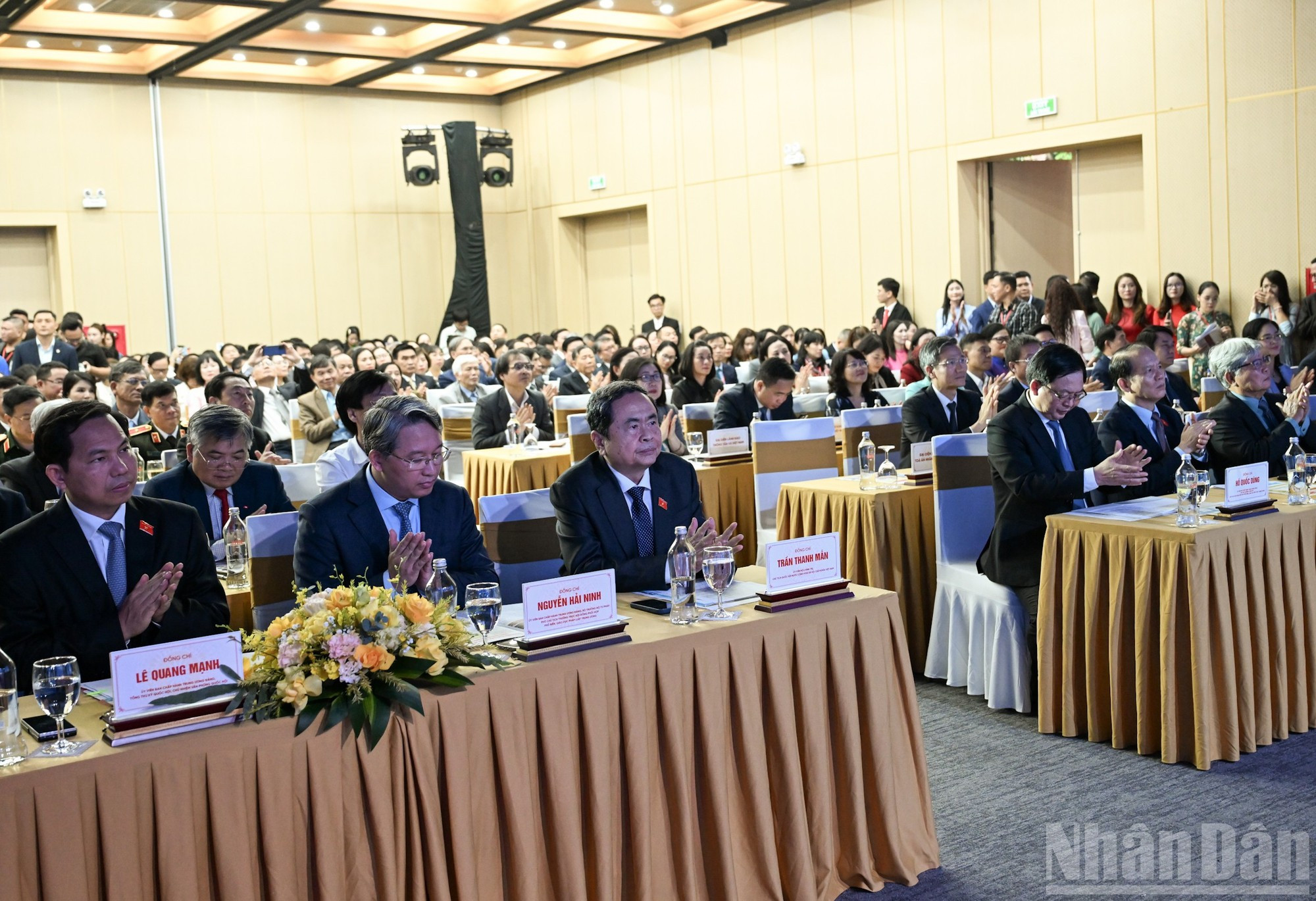 国会主席陈青敏和各位代表出席活动。